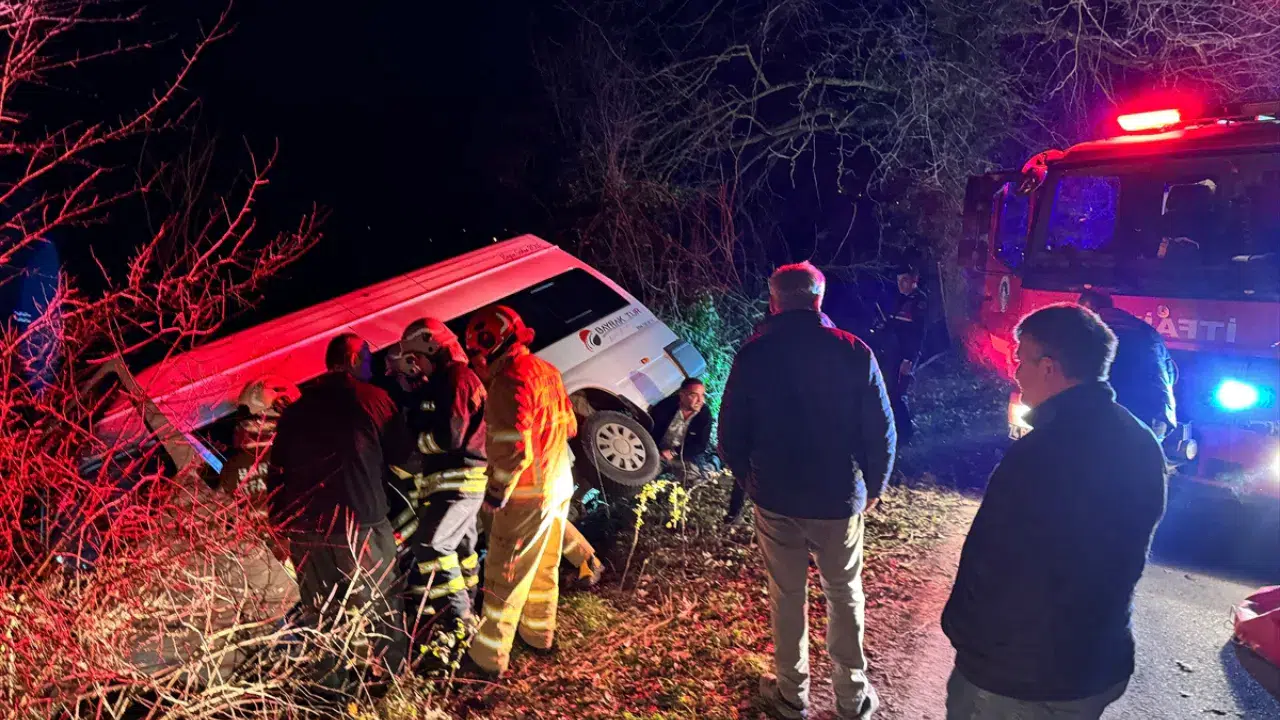 Bartın'da minibüs şarampole devrildi: Yaralılar var