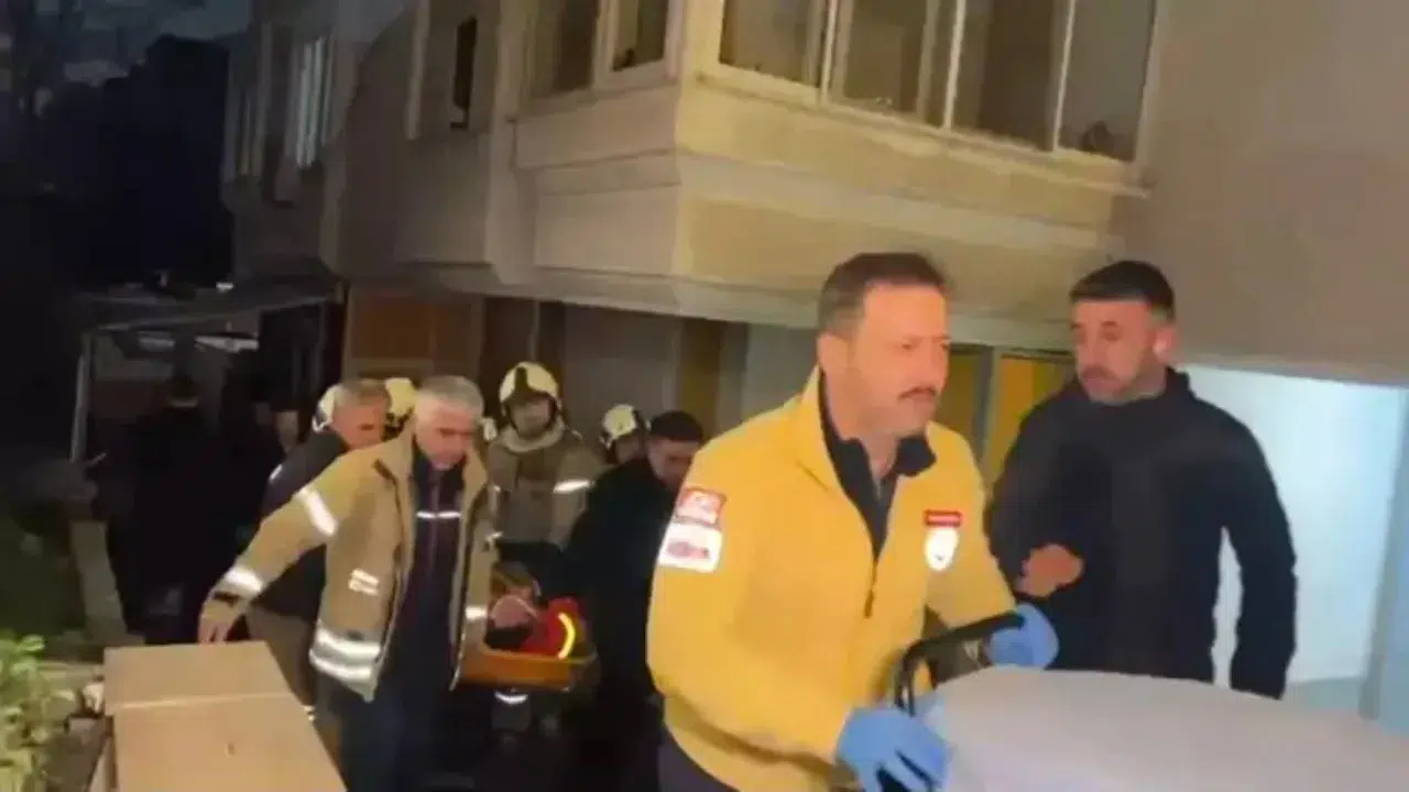 Bakırköy'de marketin merdiveni çöktü: Enkaz altında kalan çalışan yaralandı