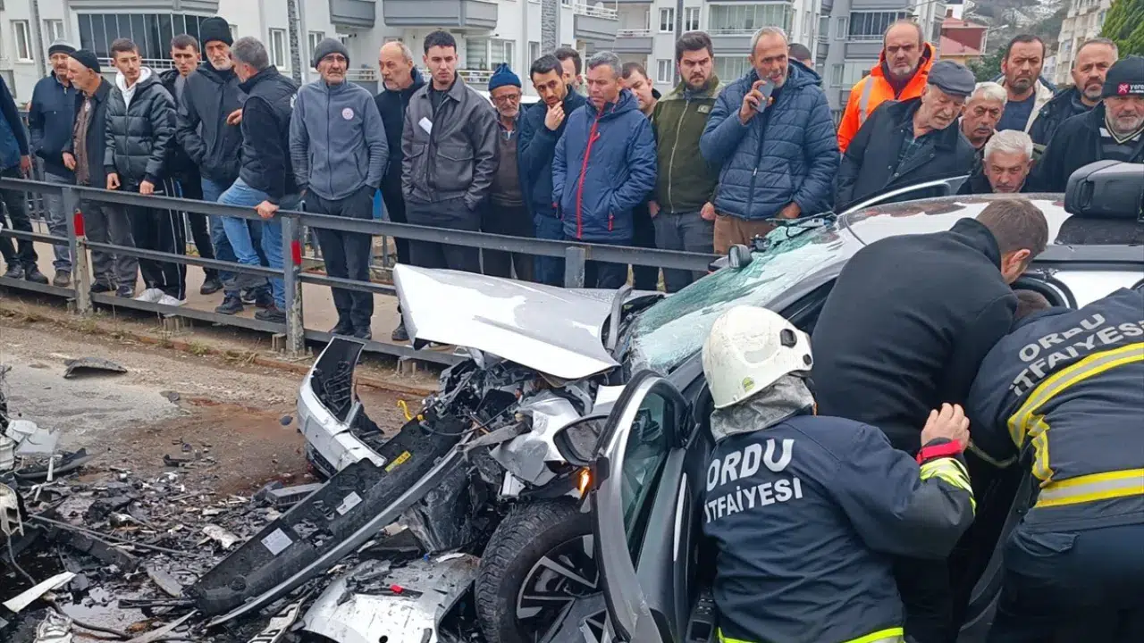 Ordu'da iki otomobil çarpıştı: 1'i ağır 5 kişi yaralandı