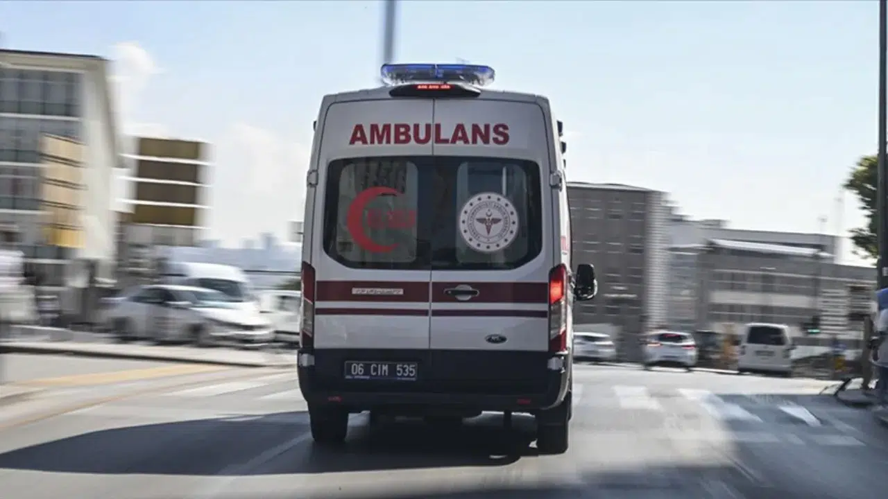 Düzce'de ambulans devrildi: Sürücü ve sağlık personeli yaralandı!