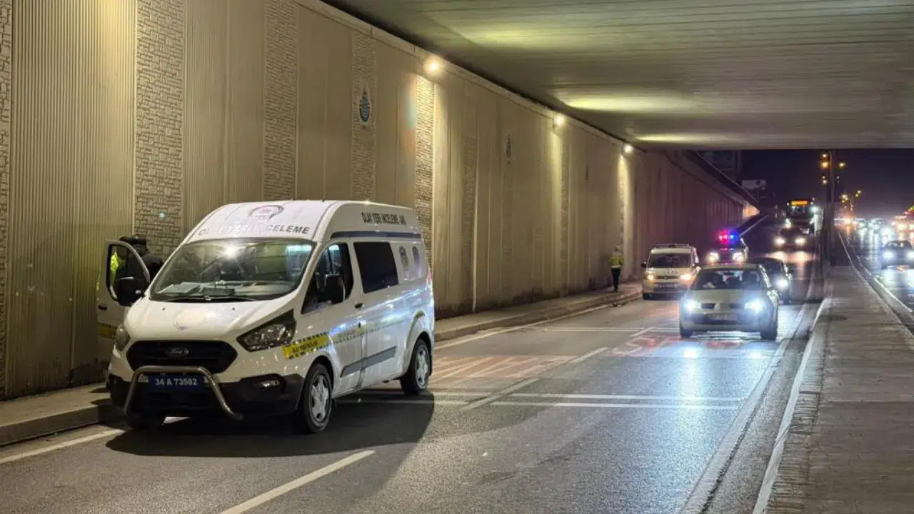 Beylikdüzü E-5 Karayolu'nda feci kaza: Yolun karşısına geçmek isterken canından oldu