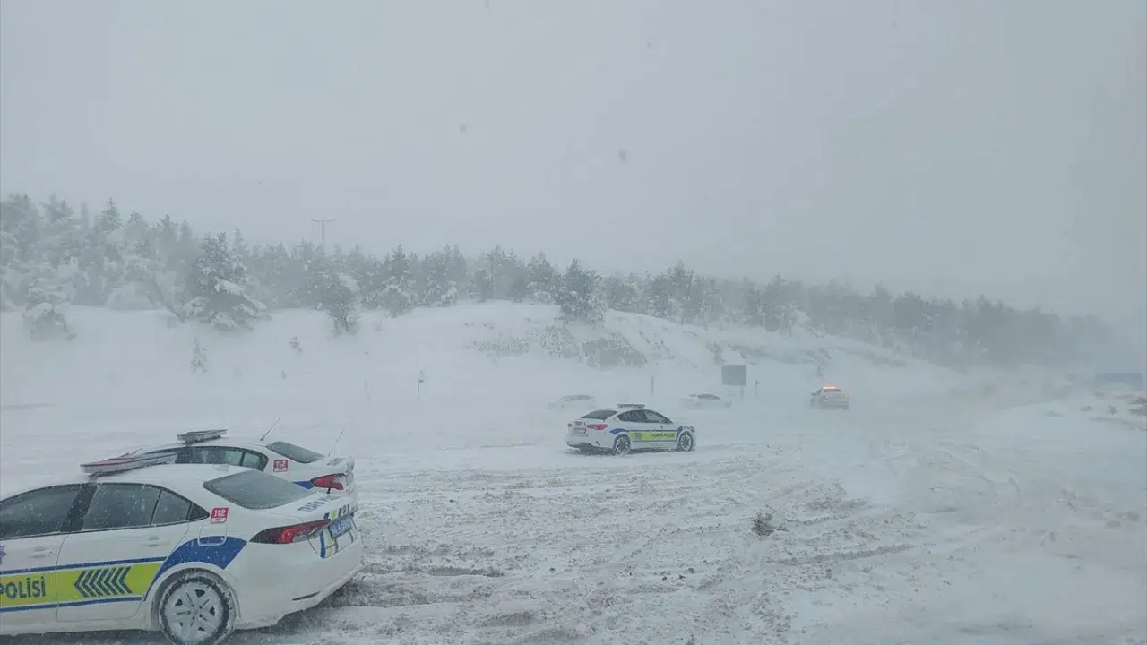 Tokat - Sivas karayolunda araçlar karda mahsur kaldı