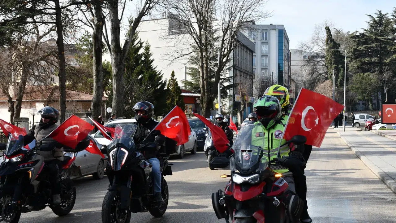 Bilecik'te motosiklet tutkunlarından Türk bayraklı konvoy!