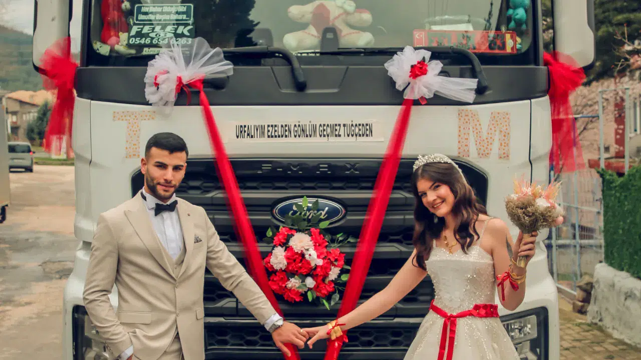 Edirne’de düğüne tır konvoyu : Gelini evinden tırıyla aldı