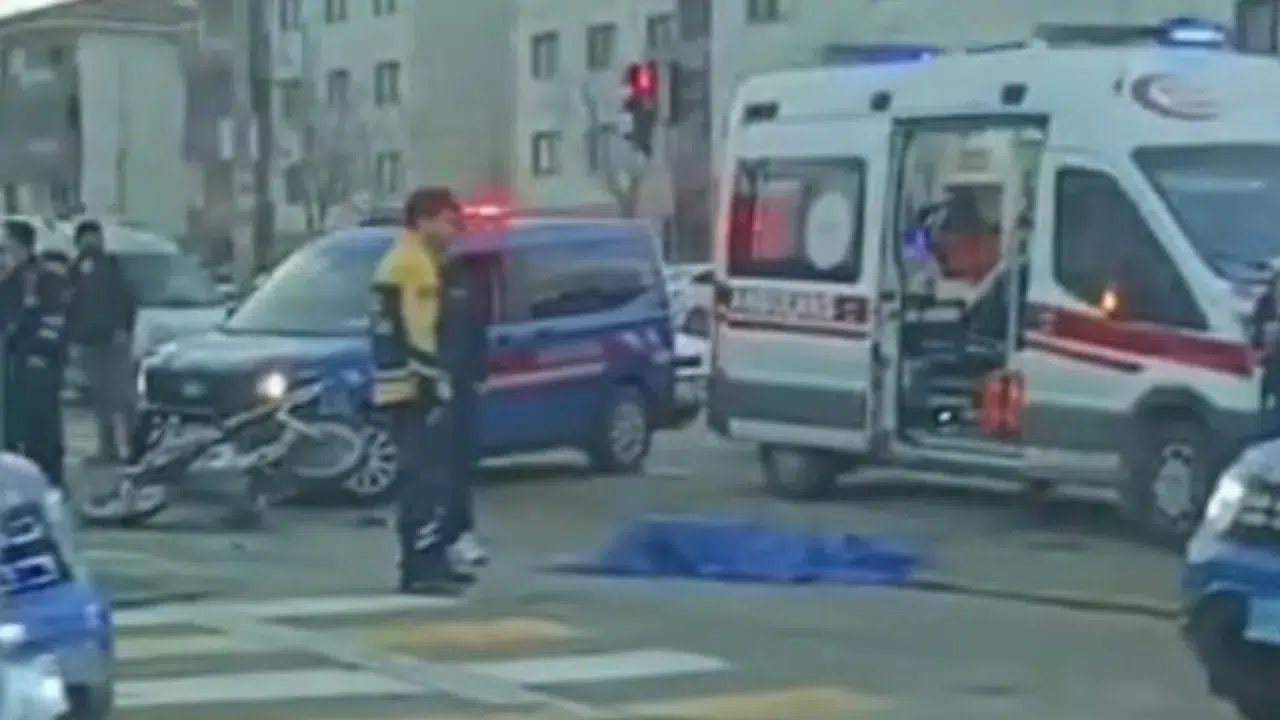 Gaziantep’te kavşakta feci kaza : Otomobilin çarptığı motosikletli öldü