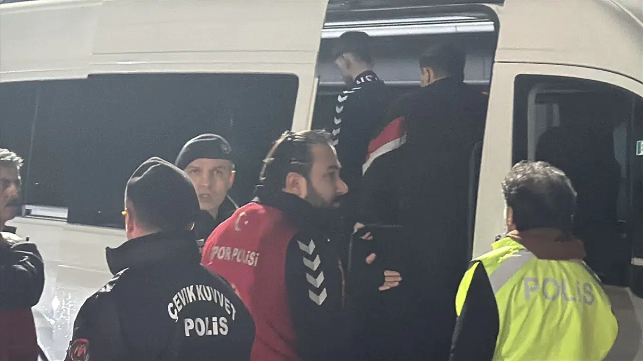 Trabzonspor'un takım otobüsüne taşlı saldırı : 6 çocuk gözaltında