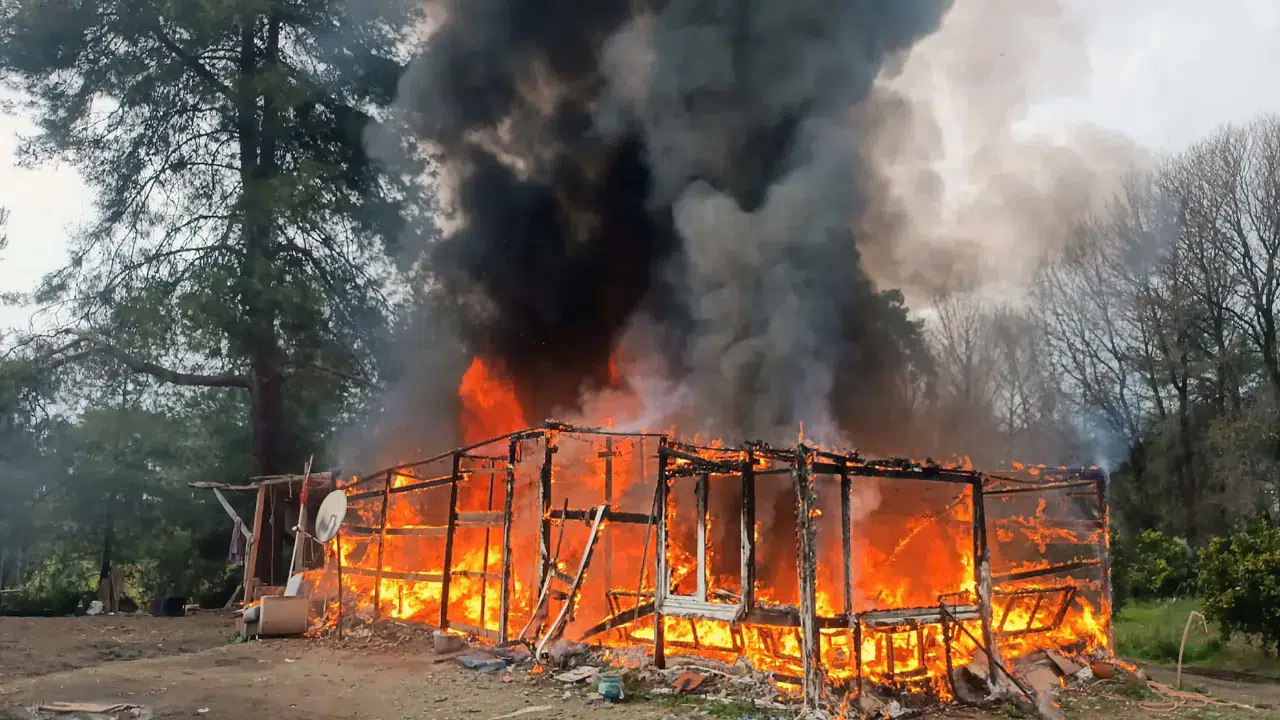 Muğla'da hasır ev alev alev yandı
