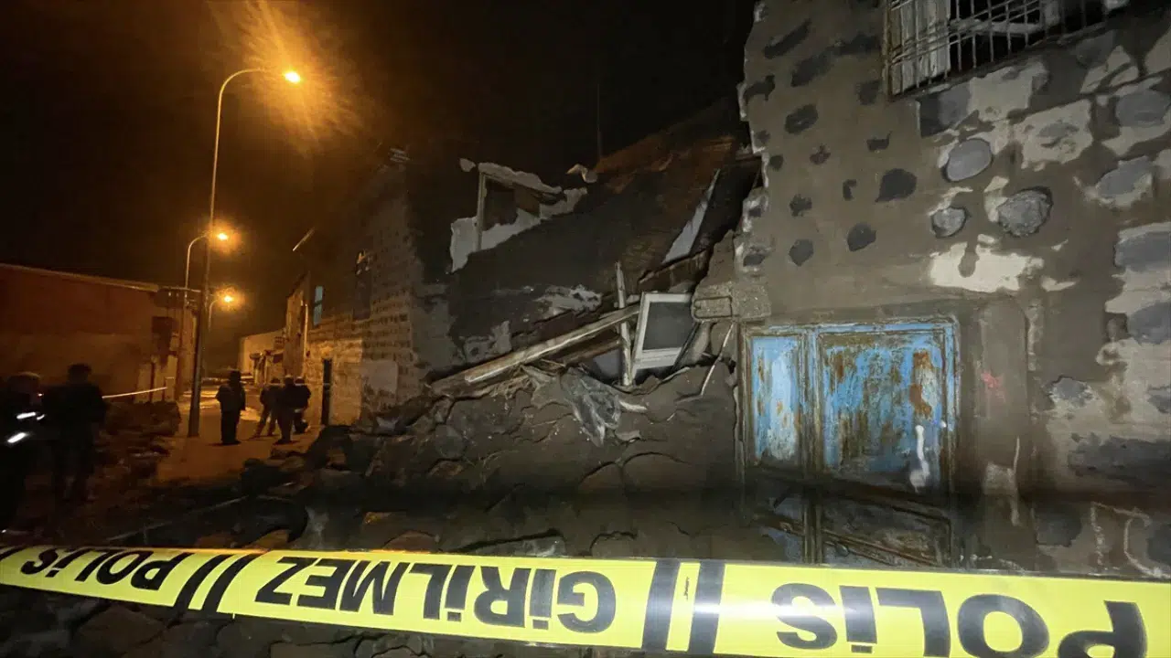 Şanlıurfa'da 2 katlı ev çöktü : Tedbir amacıyla 3 ev tahliye edildi