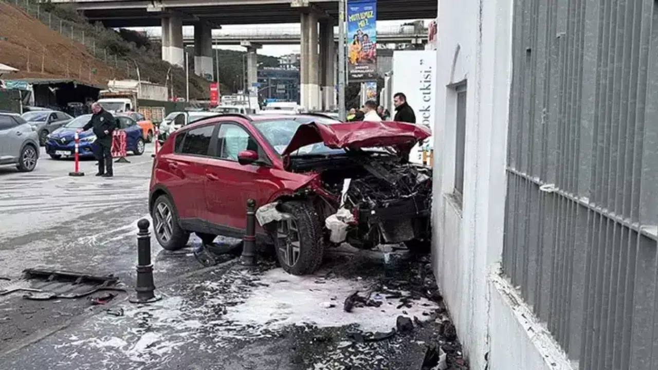 Kağıthane’de kaza : Otomobil okul duvarına çarptı, 2 yaralı