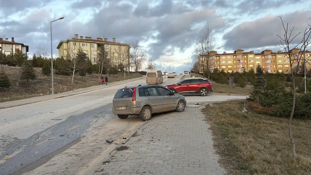 Eskişehir'de zincirleme kaza : 6 kişi yaralandı