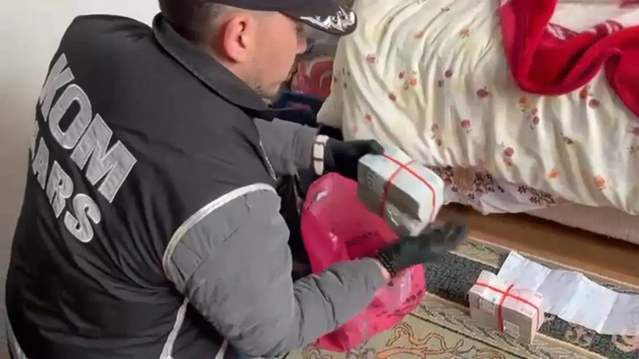 Kars'ta tefecilik operasyonu : Poşetler dolusu para ve senet ele geçirildi