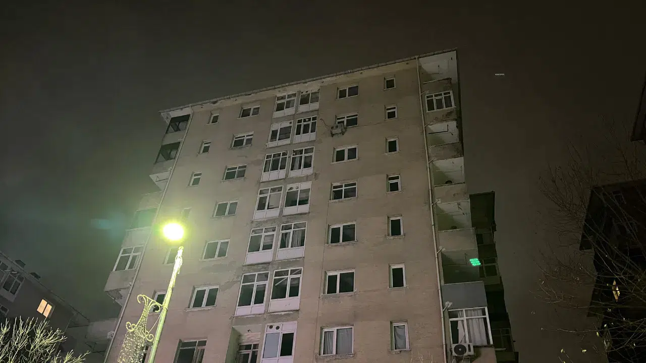 Küçükçekmece'de 10 katlı bina mühürlendi : Vatandaşlar otellere yerleştirildi