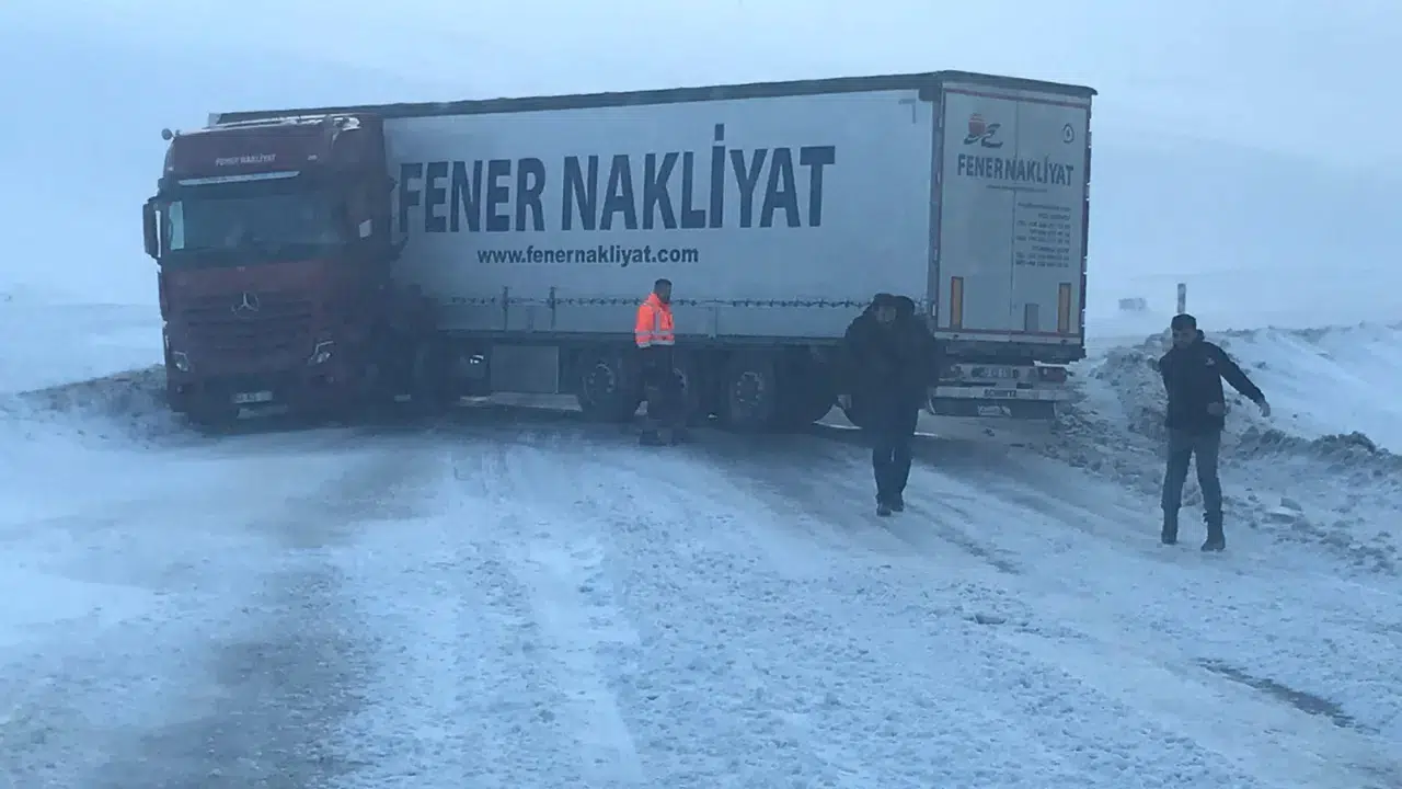 Ardahan'da karda tır kaydı, yol trafiğe kapandı