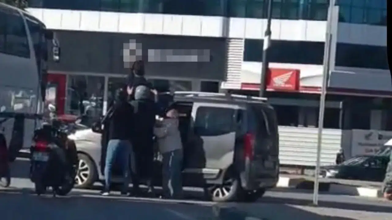 Manisa'da kavşakta geçiş önceliği kavgası : Taraflar birbirine girdi