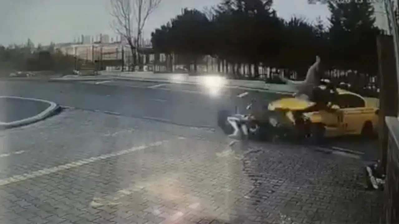 Başakşehir'de taksi ile motosiklet kafa kafaya çarpıştı