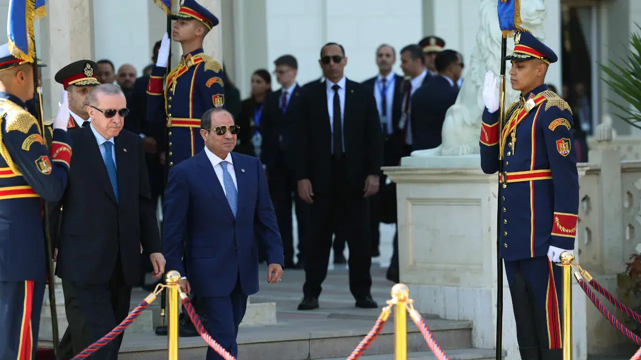 Cumuhurbaşkanı Erdoğan Kahire'de resmi törenle karşılandı