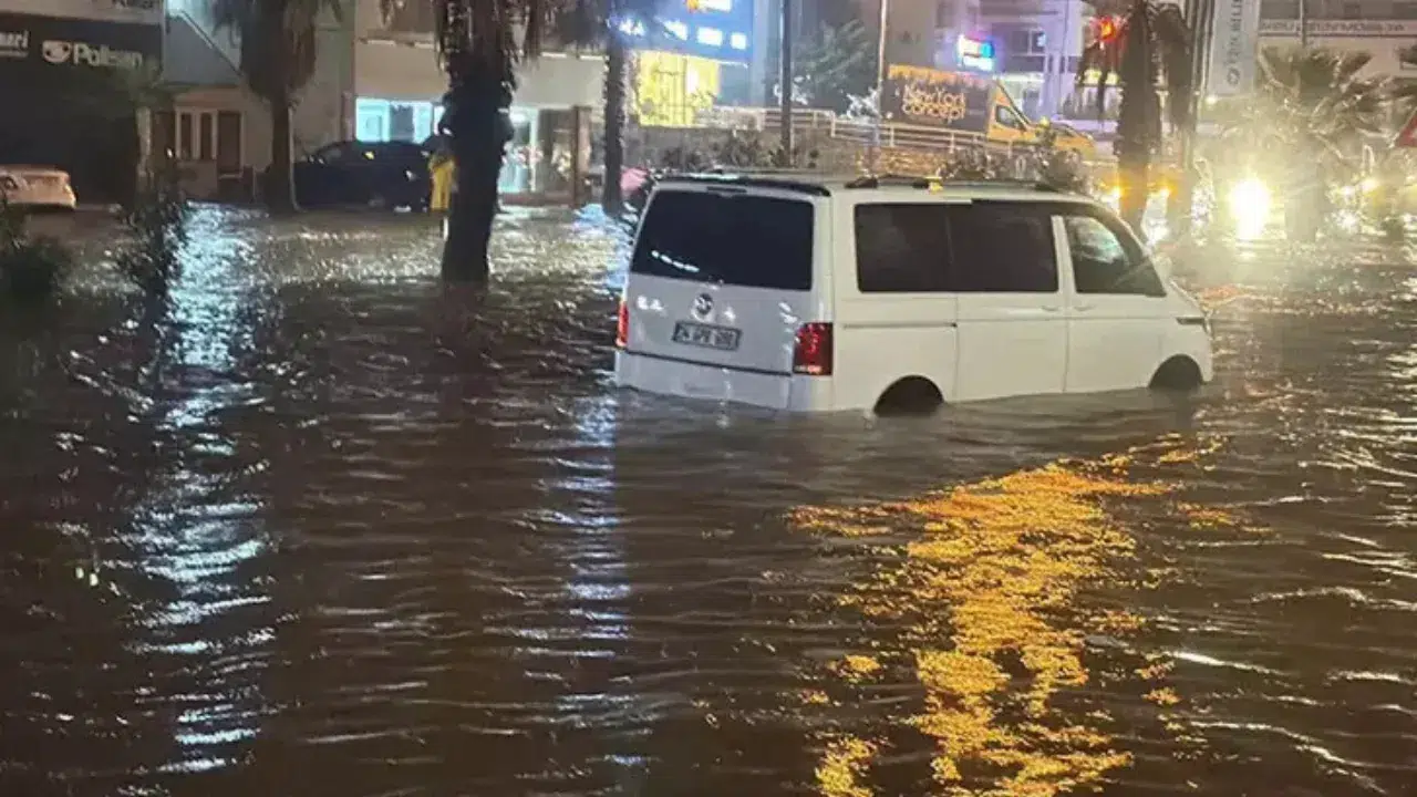 Bodrum'da sağanak yağış uyarısı : Okullar yarın tatil edildi