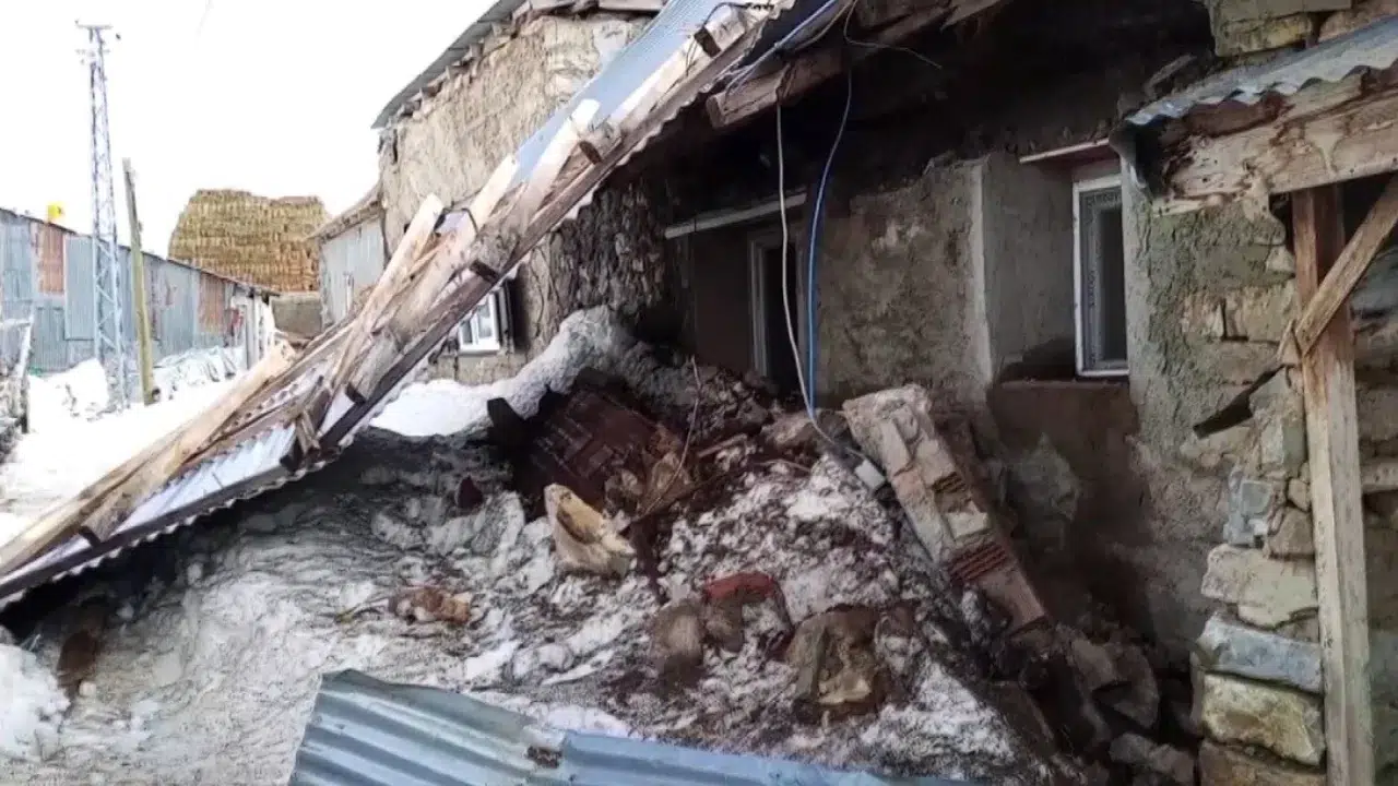 Erzincan’da şiddetli fırtına çatıları uçurdu : Köylerde hasar, elektrik kesintisi