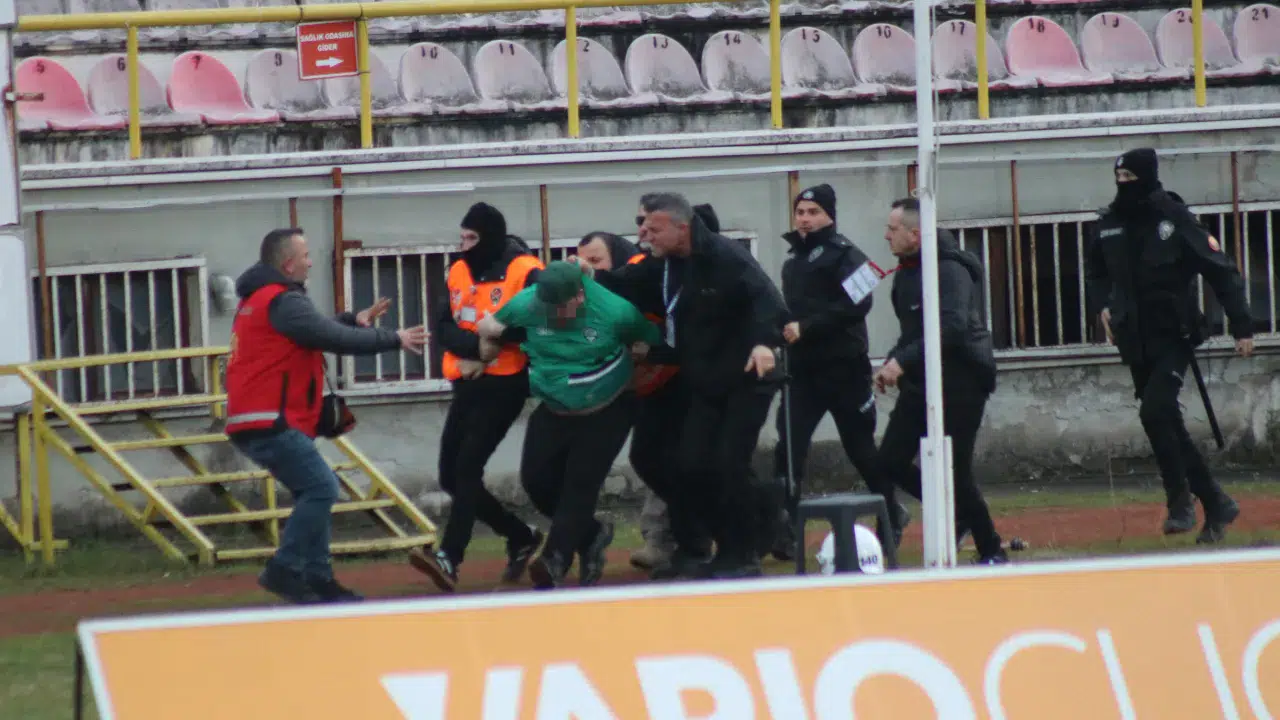 Boluspor - Sakaryaspor maçında tribünden atlayan 2 kişi gözaltına alındı