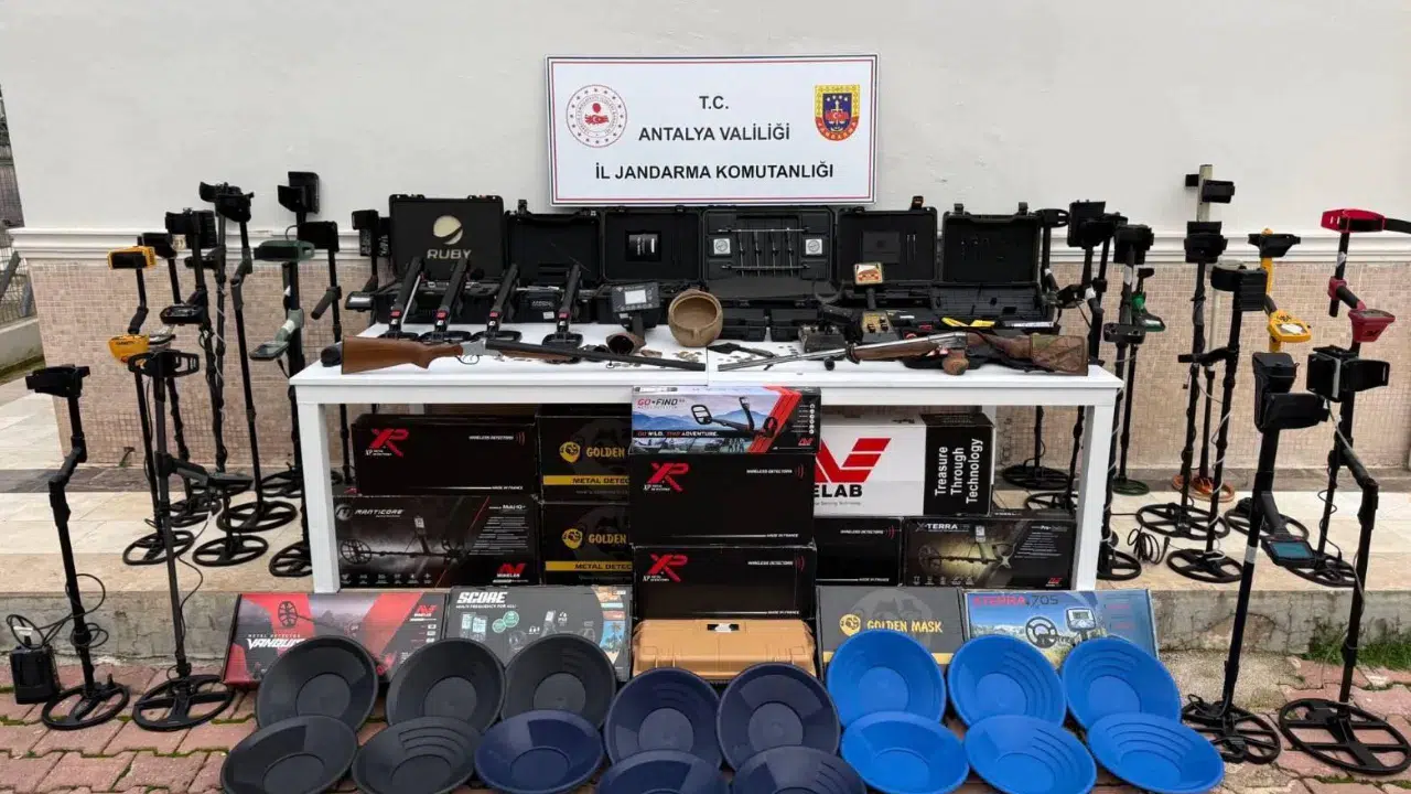 Antalya'da tarihi eser operasyonu : Milyonluk malzemeler ele geçirildi