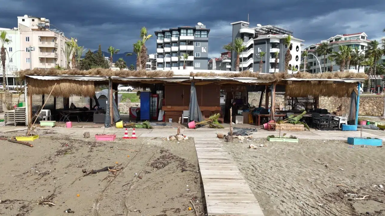 Alanya’da fırtına sahili vurdu : İşletmelerde hasar oluştu
