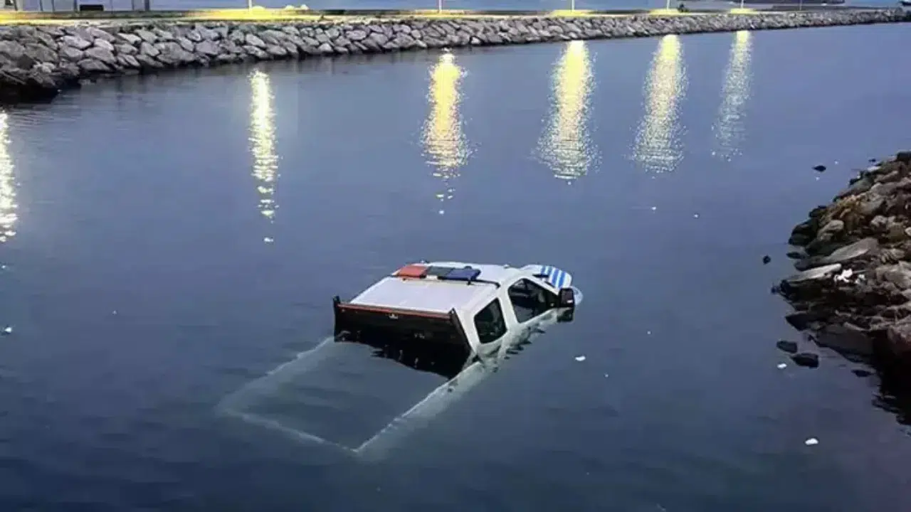 Bakırköy'de İBB'ye ait zabıta aracı denize düştü