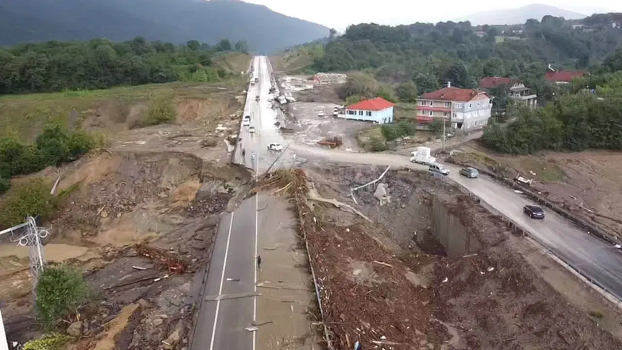 Doğu Karadeniz'de eriyen karlar sel ve heyelan riskini artırdı