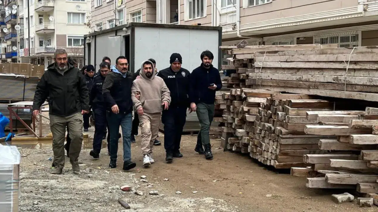 Kırşehir'de hükümet konağı inşaatında maaş krizi : İşçi, vincin üzerine çıktı