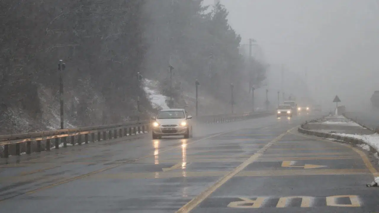 D-100 kara yolunda uyarı : Bolu Dağı geçişinde sis ve yağış etkisini artırdı