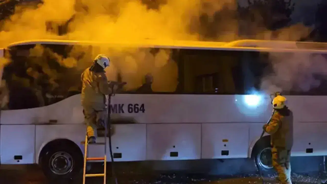 Kadıköy'de park halindeki minibüs alev alev yandı