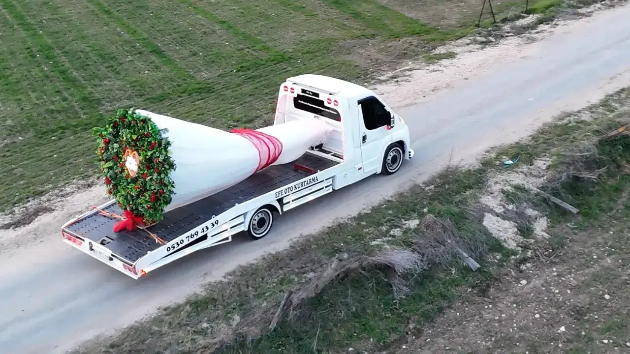Bolu’da oto kurtarıcıdan sıra dışı evlilik teklifi : İş makinesinin üzerinde 'evet' aldı