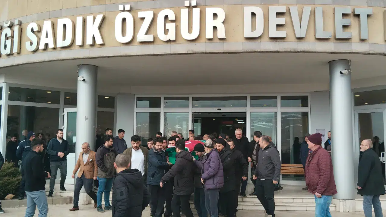 Sivas'ta doktor hastasını muayene ederken kalp krizi geçirdi