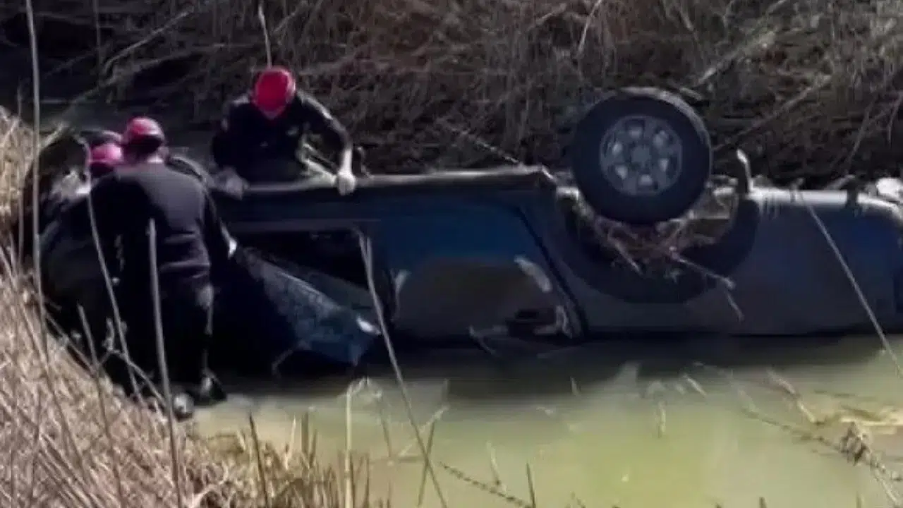 Adana'da kamyonet dere yatağına devrildi : Sürücü hayatını kaybetti