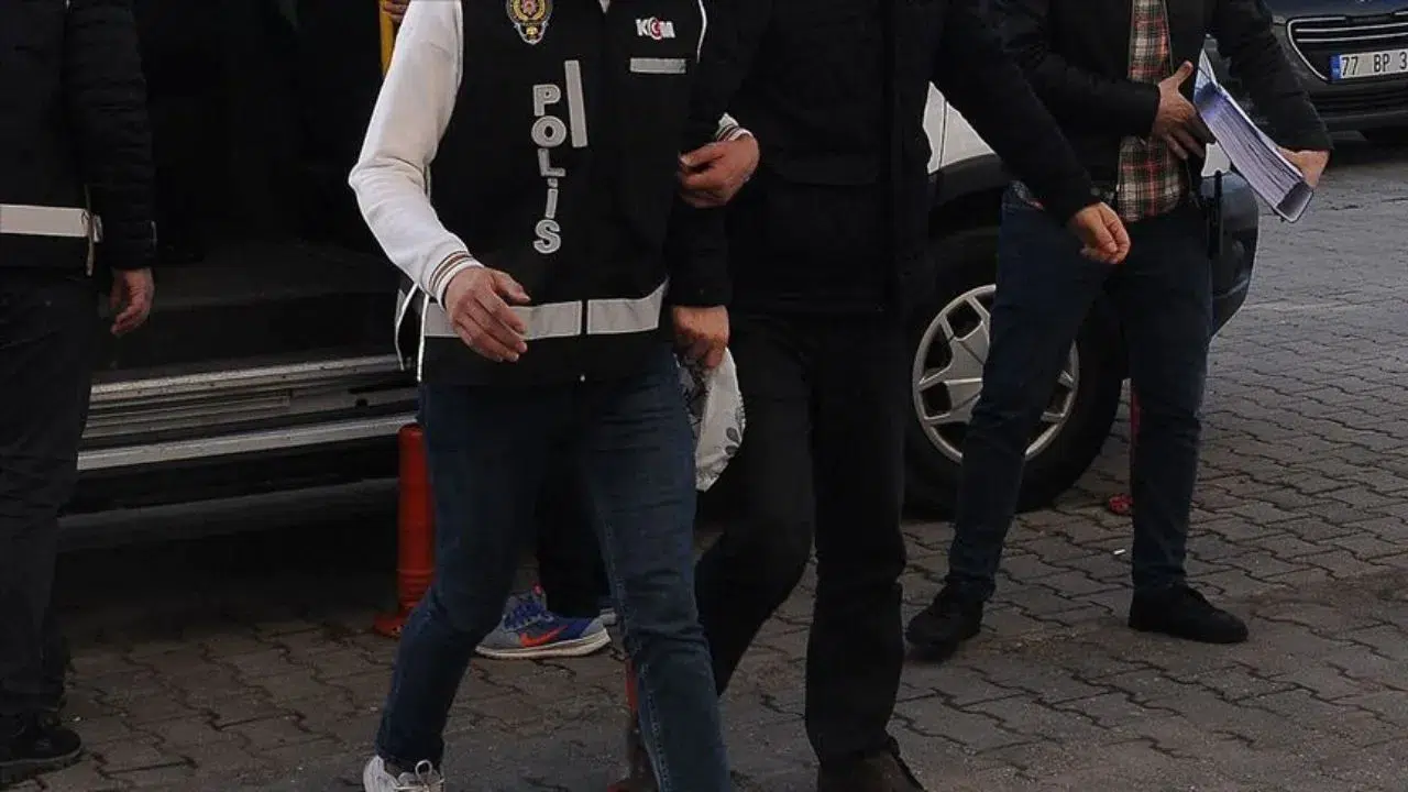 İstanbul'da polise satırla saldıran madde bağımlısı şahıs tutuklandı