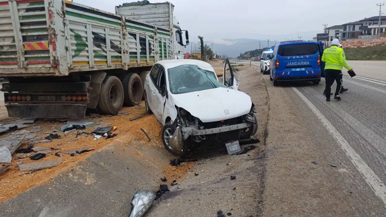 Bilecik’te direksiyon hakimiyetini kaybeden otomobil tıra çarptı