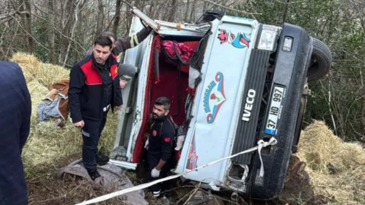 Kastamonu'da kamyonet şarampole devrildi : Yaralılar var