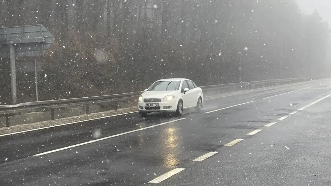 Bolu Dağı geçişinde kar yağışı