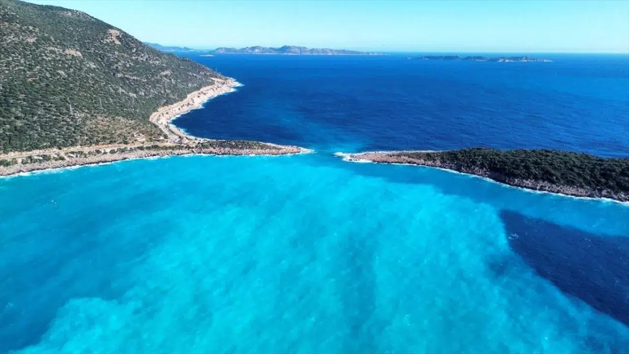 Yağmur sonrası Kaputaş Plajı'nda renk cümbüşü