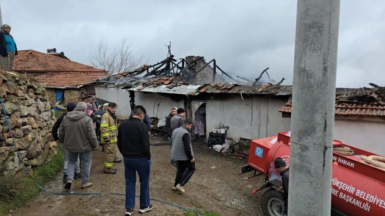 Balıkesir'de yangın felaketi : Sındırgı'da bitişik evler alev aldı , 1 kişi yaralandı