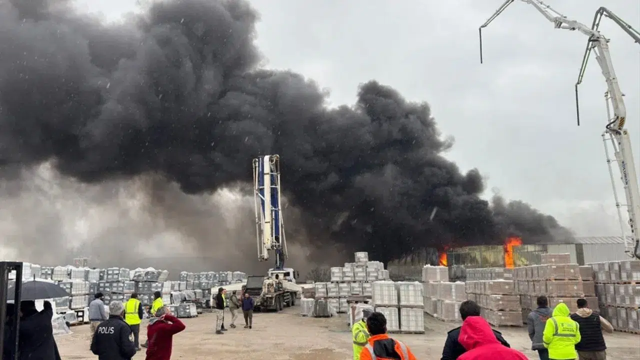 Balıkesir'deki yapı malzemesi deposunda çıkan yangın paniğe neden oldu