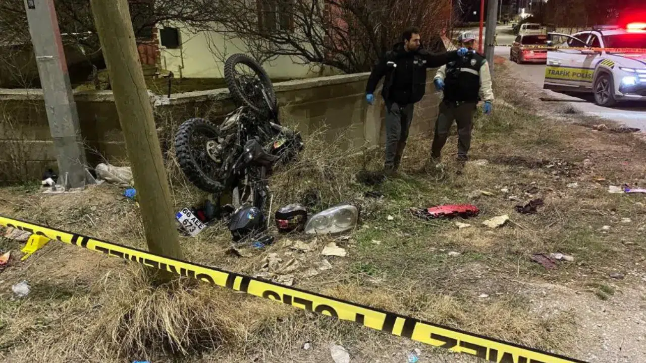 Yozgat'ta motosiklet ile otomobil kafa kafaya çarpıştı : 1 ölü, 2 yaralı