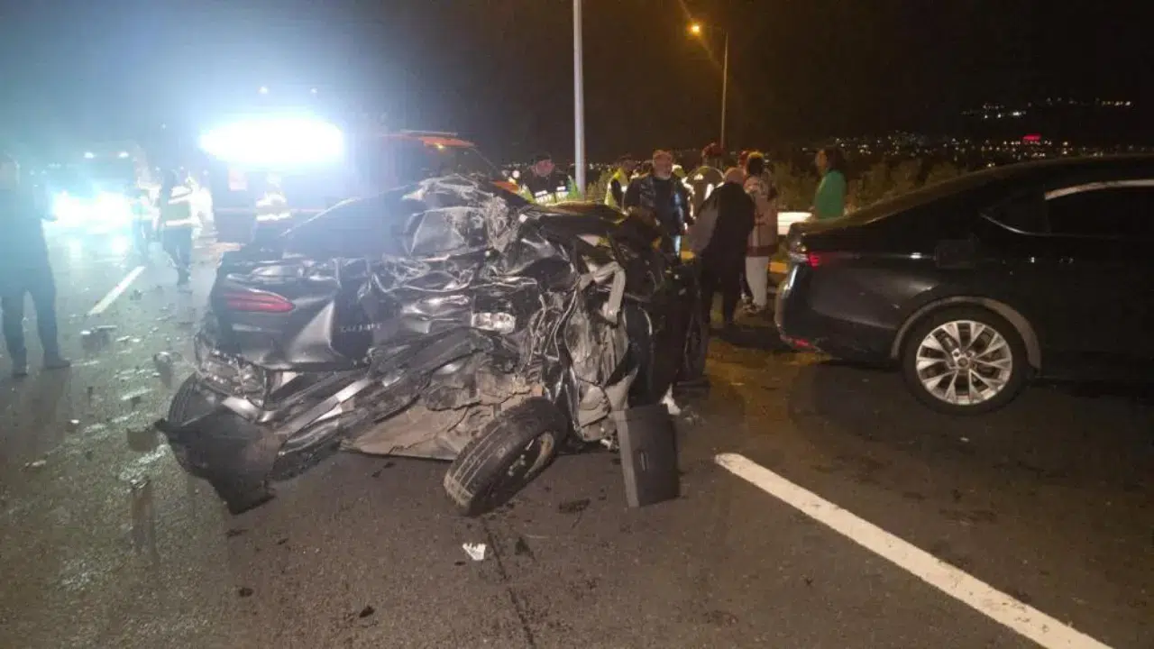 Otobanda zincirleme trafik kazası : Sürücü ağır yaralandı