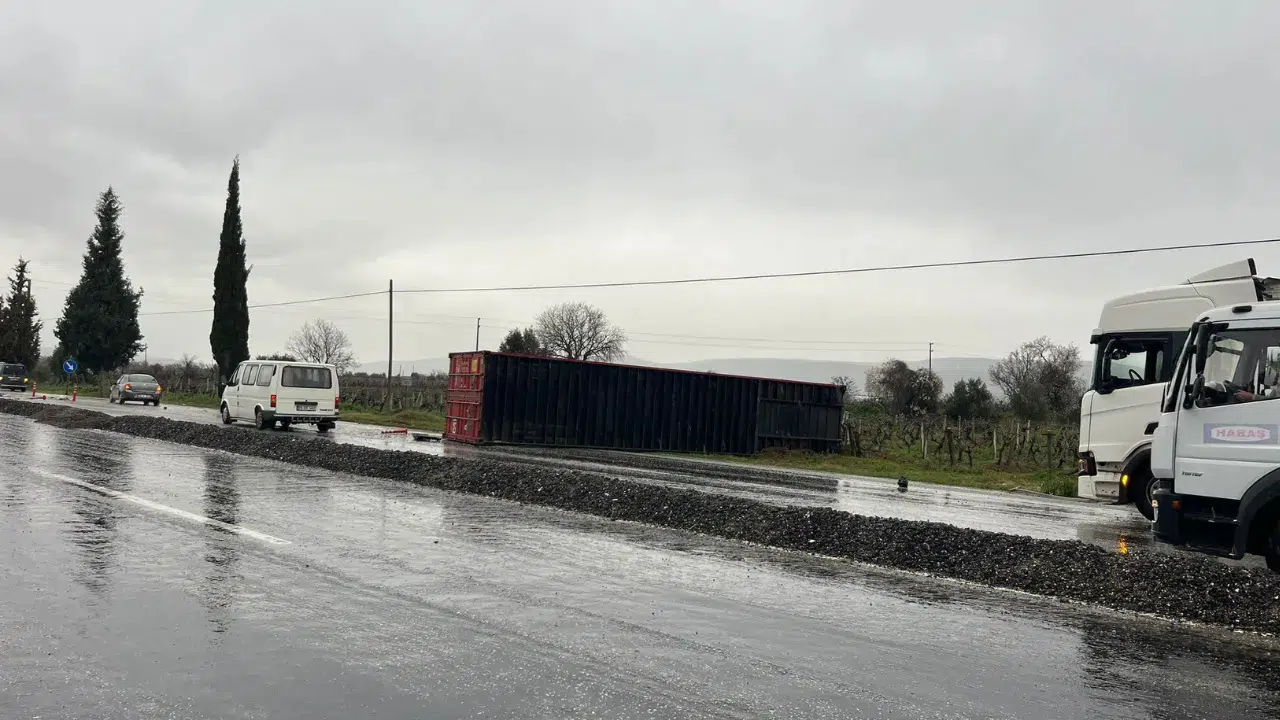 Denizli'de kaza : Tırın dorsesi yola savruldu