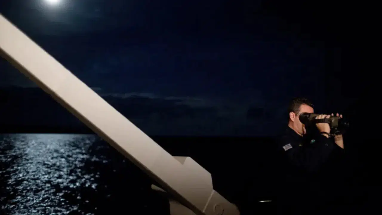 Sakız Adası açıklarında göçmen teknesi ile sahil güvenlik botu çarpıştı : 15 ölü, 26 yaralı