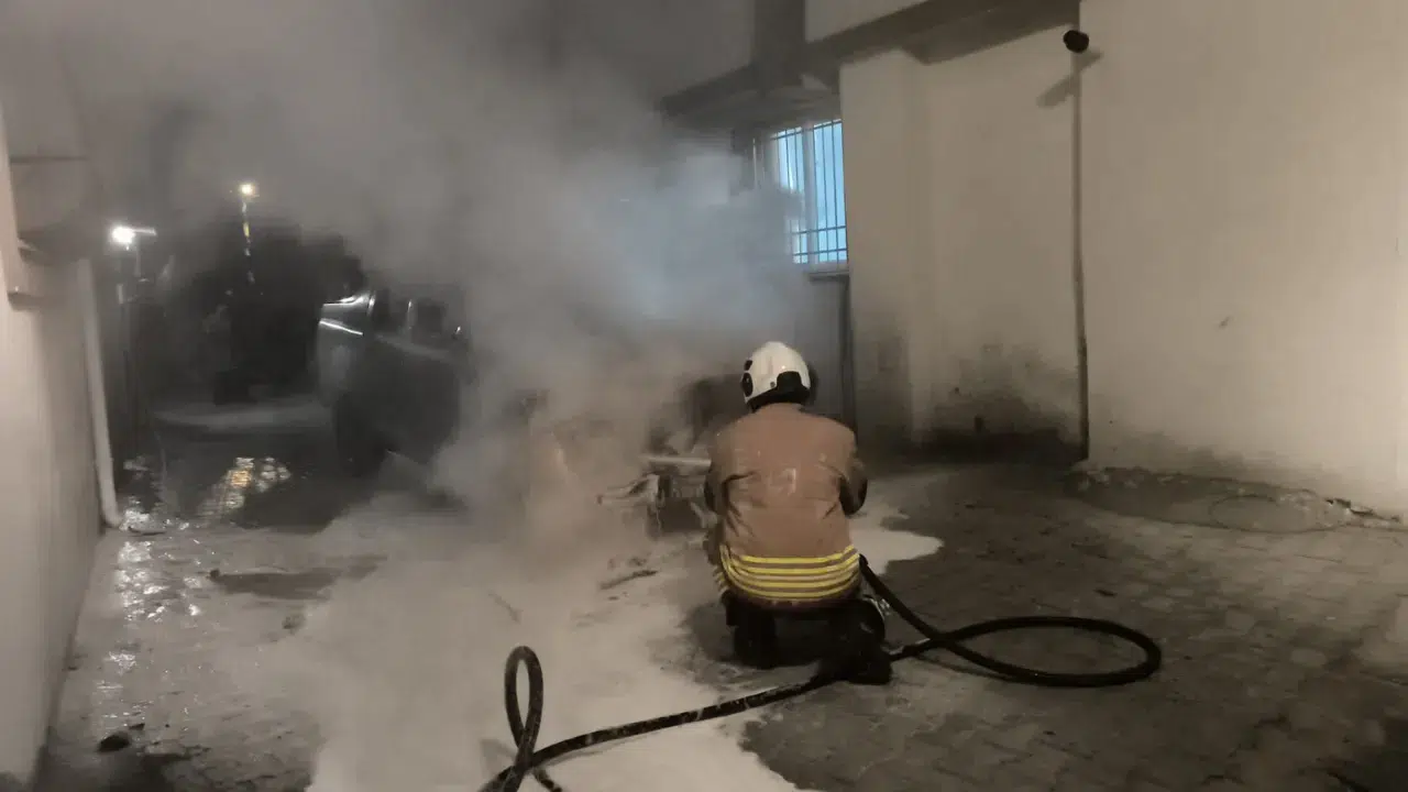 Hatay'da park halindeki otomobilde yangın çıktı