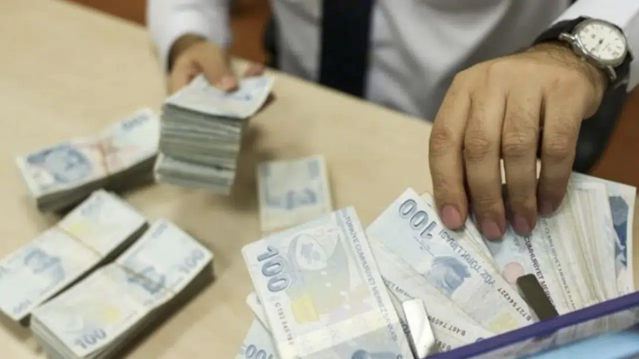 Bankacılık sektöründe mevduat geriledi : Toplam kredi hacmi 23 trilyon lirayı aştı