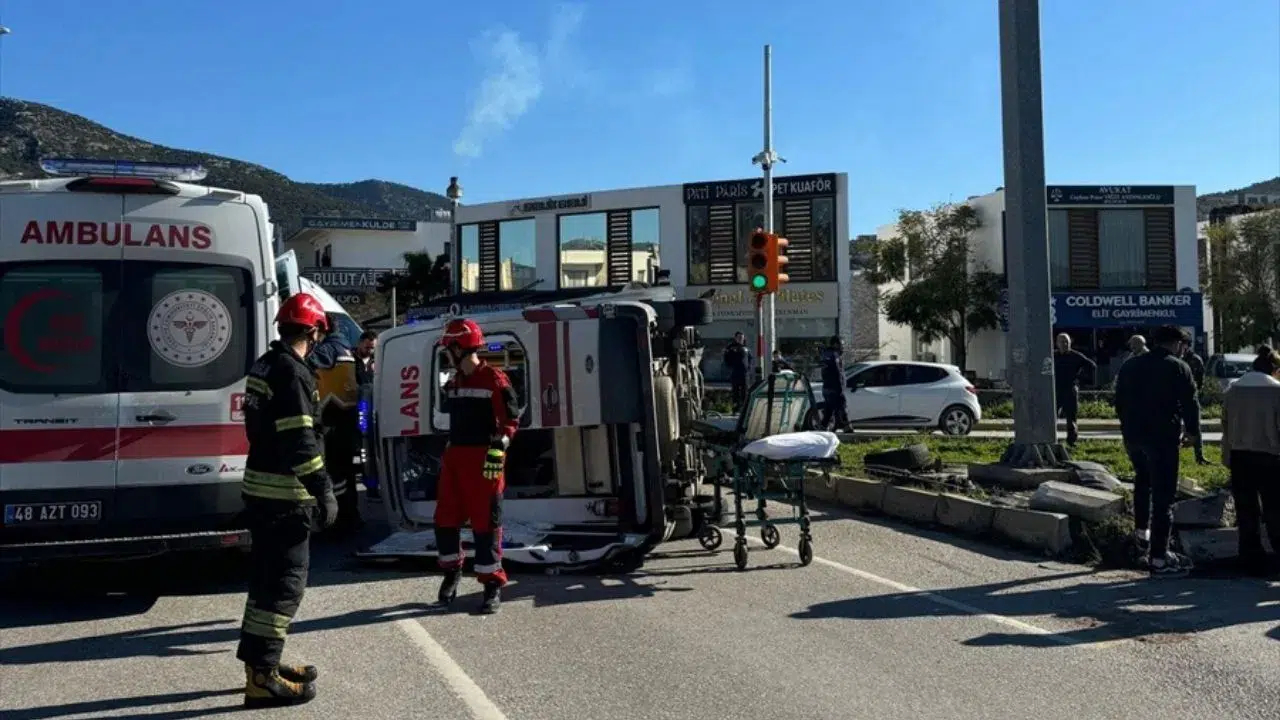 Bodrum'da faciadan dönüldü : Hasta taşıyan ambulans devrildi , 4 kişi yaralandı