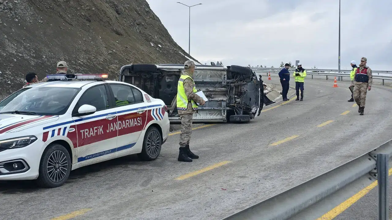 Erzincan'da araç takla attı : Emniyet kemeri sayesinde yolcular yara almadı