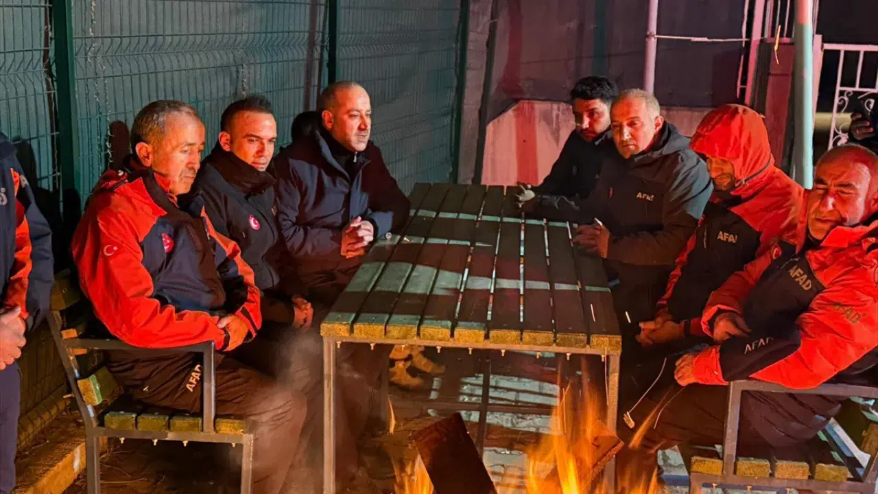 Van'da 6 Şubat 2023'te depremde hayatını kaybedenler anıldı