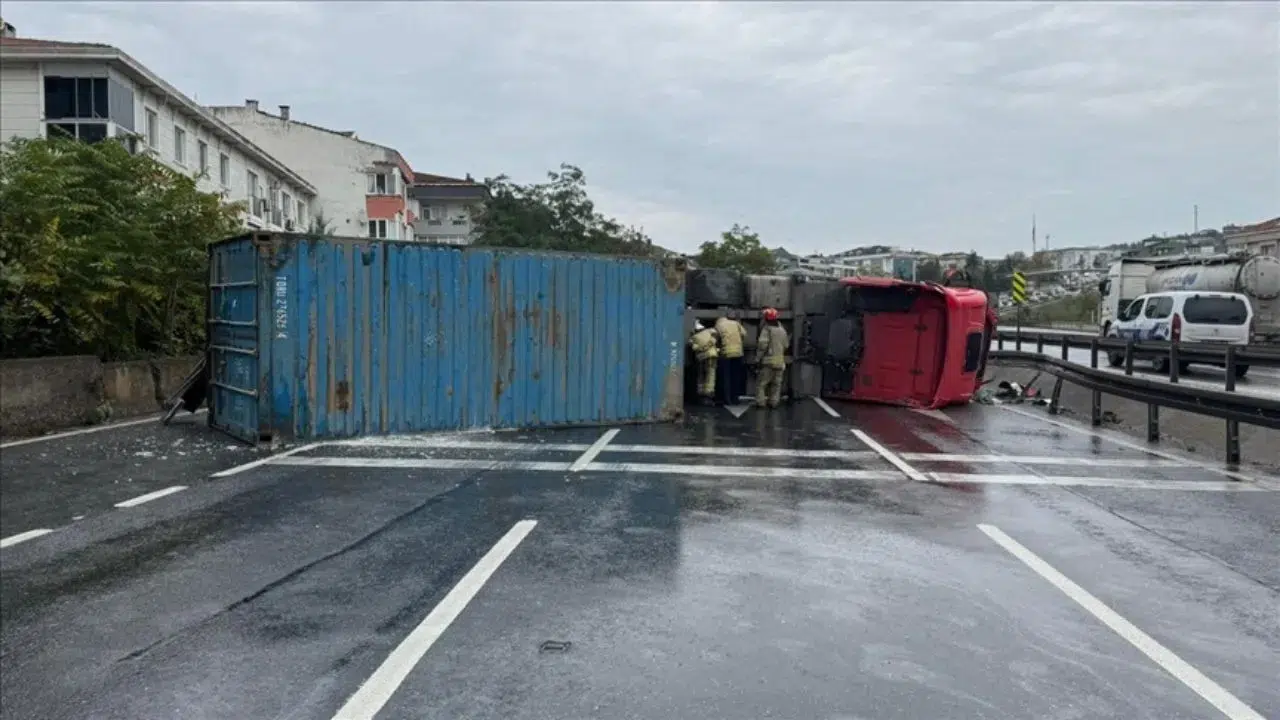 Diyarbakır'da buğday yüklü tır devrildi : Tonlarca mahsul yola saçıldı